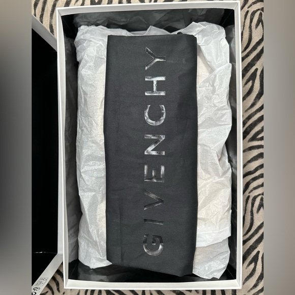 GIVENCHY - Picture 7 of 8
